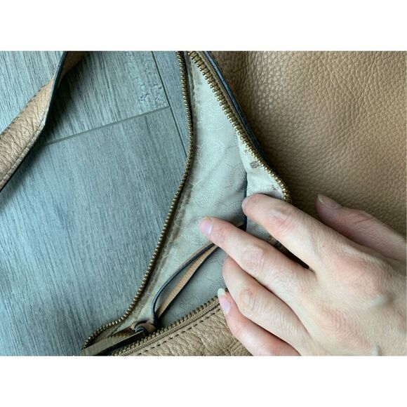 Michael Kors Rhea zip Shoulder Bag 100% leather in Suntan beige tan hobo - Picture 7 of 8